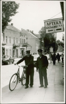 [Listonosze na ul. Królewieckiej w Mrągowie]