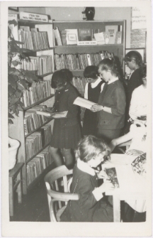 [Młodzi czytelnicy w Gromadzkiej Bibliotece Publicznej w Henrykowie]