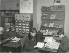 [Młodzi czytelnicy w Miejskiej Bibliotece Publicznej w Jezioranach]