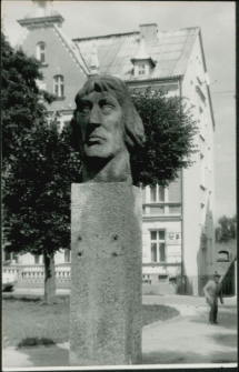 [Pomnik na Placu Wyzwolenia w Mrągowie]