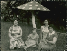 [Kobiety na placu zabaw w Mrągowie]