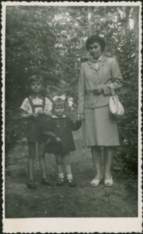 [Kobieta z dziećmi w parku]