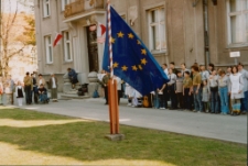 [Wciągnięcie na maszt flagi Unii Europejskiej w Mrągowie 2004. 5]