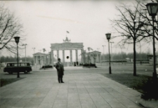 [Przed Bramą Brandenburską Berlin 1972]