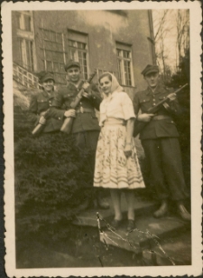 [Żołnierka i żołnierze Olsztyn 1949. 1]