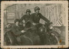 [Żołnierze na motorze]