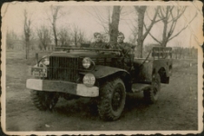 [Żołnierze podczas nauki jazdy]