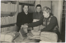 [Przygotowywanie kompletów książek dla terenowych punktów bibliotecznych w Powiatowej Bibliotece Publicznej w Kętrzynie]