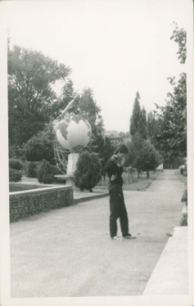 [Przed pomnikiem na Placu PCK w Mrągowie. 3]