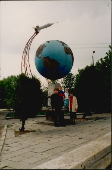 [Przed pomnikiem na Placu PCK w Mrągowie. 4]