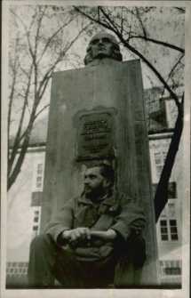 Marian Modzelewski przed pomnikiem Mrongowiusza