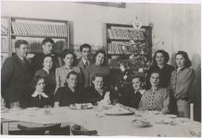 [Spotkanie świąteczne bibliotekarzy z Morąga w grudniu 1955 r.]