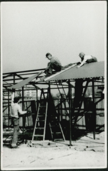 [Montaż straganów na targowisku w Mrągowie]