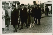 [Kadra zawodowa i pracownicy WOSzK Mrągowo w pochodzie pierwszomajowym 1982]