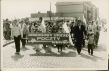 [Pocztowcy w pochodzie pierwszomajowym w Mrągowie]