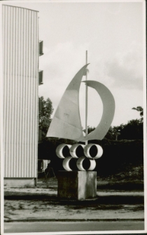 [Metalowy żagiel na ul. Marii Curie-Skłodowskiej w Mrągowie]