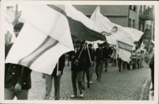 [Zawodnicy Szkolnego Związku Sportowego w pochodzie pierwszomajowym]