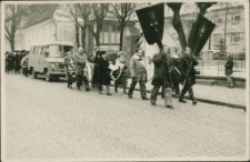 [Kondukt pogrzebowy na ul. Królewieckiej w Mrągowie]