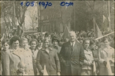 [Pracownicy mrągowskiej mleczarni w oczekiwaniu na pochód pierwszomajowy 1980]