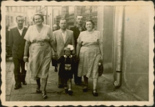 Maria i Stanisław Zgiet z córką Basią na ul. Warszawskiej w Mrągowie 1953