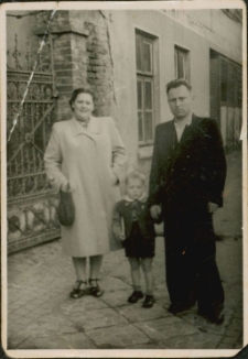 Maria i Stanisław Zgiet z dzieckiem na ul. Warszawskiej w Mrągowie. [1]