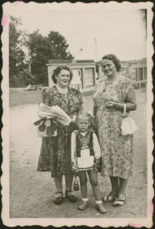 Maria Zgiet z córką Basią na Placu PCK w Mrągowie 1952