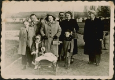 Maria i Stanisław Zgiet z rodziną na promenadzie nad jeziorem Czos