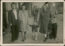 Maria i Stanisław Zgiet z dzieckiem na ul. Warszawskiej w Mrągowie. [2]