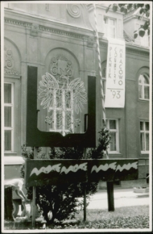 [Orzeł w koronie przed Urzędem Miejskim w Mrągowie]