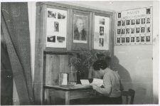 [Kącik wystawowy w wypożyczalni Powiatowej i Miejskiej Biblioteki Publicznej w Mrągowie]