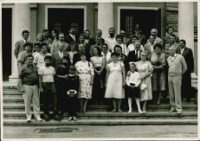 [Grupowe zdjęcie członków PTN przed domem kultury w Mrągowie 1986]