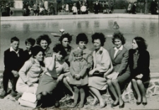 [Kobiety i dzieci przy fontannie na Placu PCK w Mrągowie 1966]