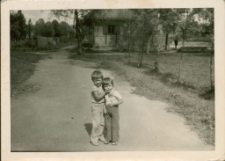 [Przed chatą mazurską w Mrągowie. 1]