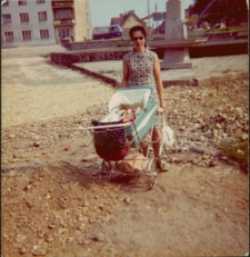 [Matka z dzieckiem na Placu PCK w Mrągowie 1972. 1]
