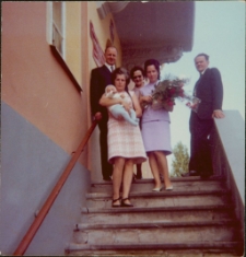 [Na schodach mrągowskiego ratusza. 3]