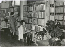 [Wypożyczalnia dla dorosłych Powiatowej i Miejskiej Biblioteki Publicznej w Mrągowie. 2]