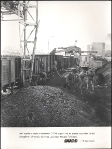 [Załadunek koksu na rampie kolejowej ciepłowni OZOS w Olsztynie]