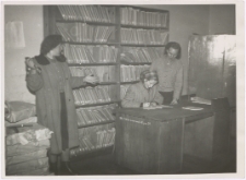 [Praca nad księgozbiorem w Powiatowej i Miejskiej Bibliotece Publicznej w Szczytnie]