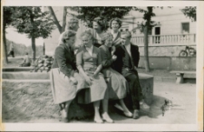 [Przy fontannie na Placu Wyzwolenia w Mrągowie. 3]