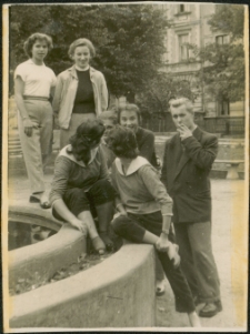 [Przy fontannie na Placu Wyzwolenia w Mrągowie. 4]