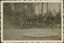 [Mężczyźni w Parku Słowackiego w Mrągowie]