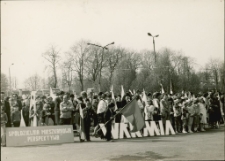 [Pracownicy Zakładu Przemysłu Odzieżowego "Warmia" i Spółdzielni Mieszkaniowej "Perspektywa" w pochodzie pierwszomajowym]