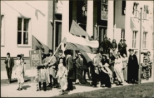 [Pracownicy Powiatowego Domu Kultury w Mrągowie w pochodzie pierwszomajowym. 2]