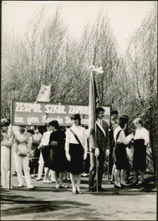 [Uczniowie Zespołu Szkół Zawodowych w pochodzie pierwszomajowym]