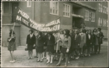 [Uczennice Państwowego Liceum Pedagogicznego w Mrągowie w pochodzie pierwszomajowym. 1]