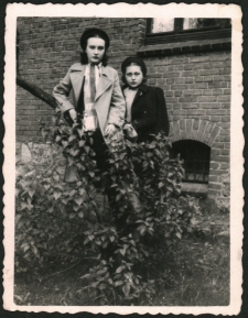 [Krystyna Przybylska z koleżanką w Lidzbarku]