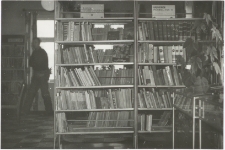 [Księgozbiór podręczny w czytelni Gromadzkiej Biblioteki Publicznej w Sorkwitach. 1]