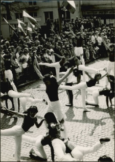 [Występy artystyczne młodzieży podczas pochodu pierwszomajowego]