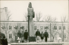 [Harcerze na Placu Zwycięstwa w Mrągowie. 1]