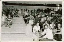 [Słuchacze muzyki country nad jeziorem Czos w Mrągowie]